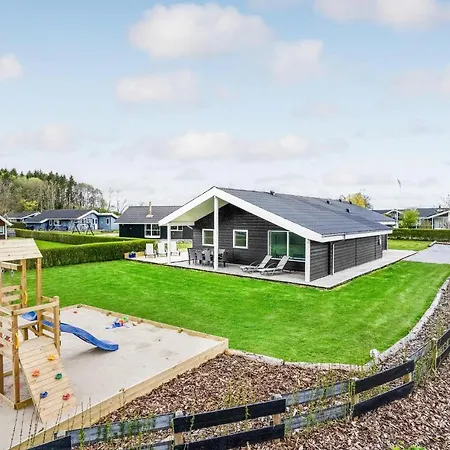 Stunning In Juelsminde With Wifi Holiday home